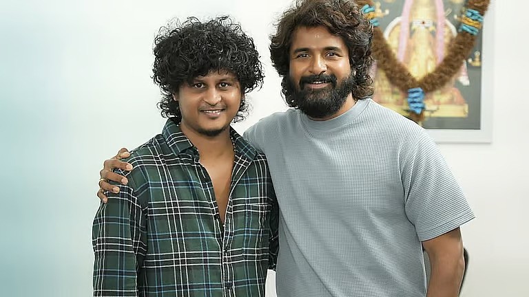 ‘மொத ராத்திரி’ படக்குழுவை நேரில் அழைத்துப் பாராட்டிய சிவகார்த்திகேயன்!